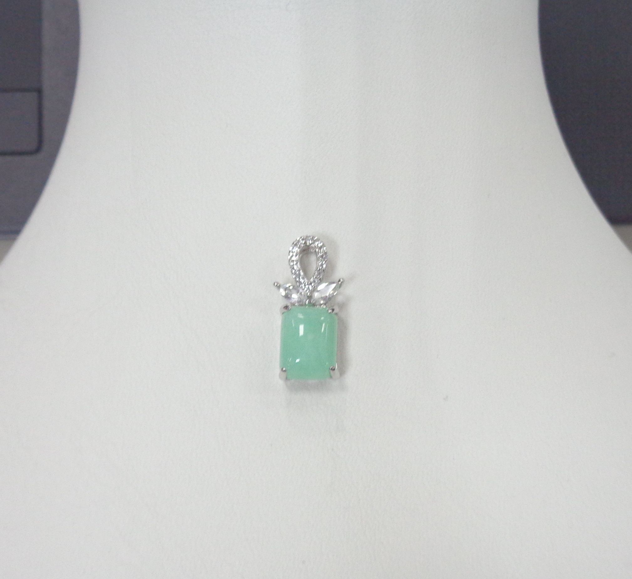 Серебряная подвеска с зеленым халцедоном